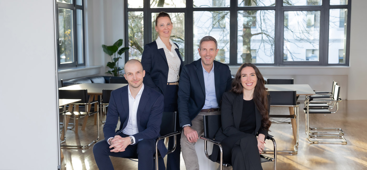 rv-team-berater Das RV-Berater-Team Alexander Schmackey, Ina Bergen, Benjamin Vogel und Julia Düntzer sitzt und steht im Besprechungsraum